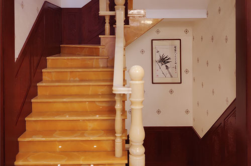 南充中式别墅室内汉白玉石楼梯的定制安装装饰效果